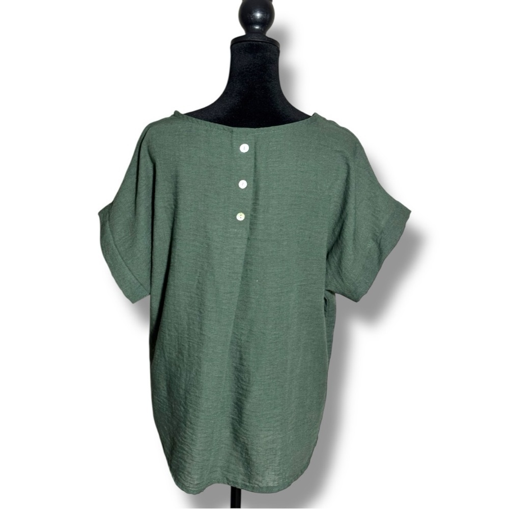 Casual Loose Fit Green Short Sleeve Boxy Top Accented with White Buttons in Back - Picture 6 of 15
